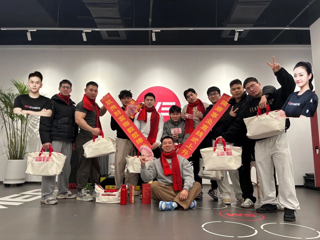 何旭与门店教练合影