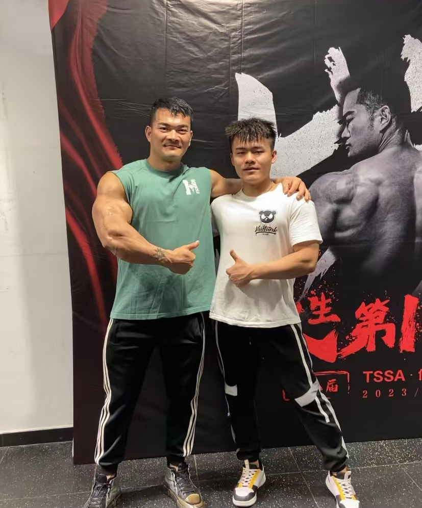 体德学员和李维刚合照